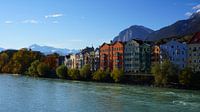 Kleurige huizen aan de Inn in Innsbruck, Tirol (Oostenrijk)