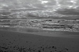 Glitzerndes Meer an der Nordsee in Dänemark - schwarzweiß