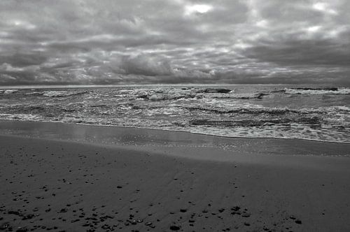 Een glinsterende zee aan de Noordzee in Denemarken – zwart-wit