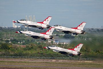 Take-off U.S. Air Force Thunderbirds. van Jaap van den Berg