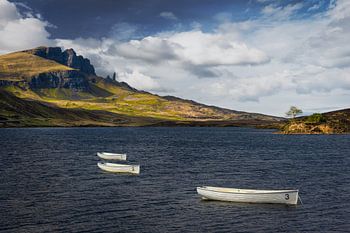Schotland, Isle of Skye, Loch Fada met 3 boten en Old Man of Storr