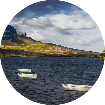 Schotland, Isle of Skye, Loch Fada met 3 boten en Old Man of Storr van Peter Schray