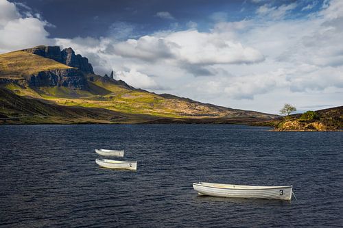 Schottland, Isle of Skye, Loch Fada mit 3 Booten und Old Man of Storr