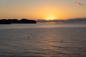 Meerwasser und goldgelber Himmel bei Sonnenaufgang