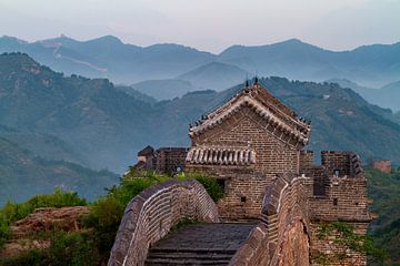 De Grote Muur bij Jinshanling in China van Roland Brack