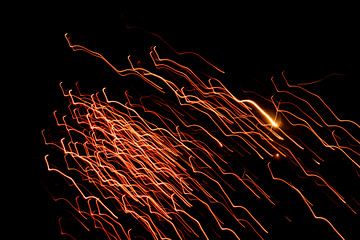 Vonkend vuurwerk klinkt effectief in het nieuwe jaar op oudejaarsavond... van Christian Feldhaar