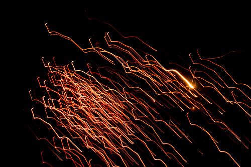 Vonkend vuurwerk klinkt effectief in het nieuwe jaar op oudejaarsavond...