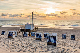 Strandkörbe am Strand von Westerland auf Sylt an der Nordsee von Werner Dieterich