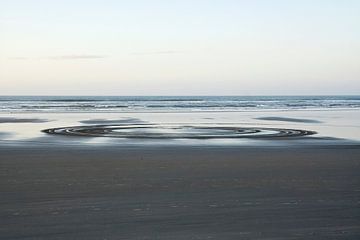 Ufo afdruk op strand Nieuw-Zeeland van Ronald Kromkamp