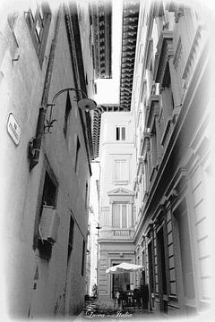 Rue italienne en noir et blanc à Lucca