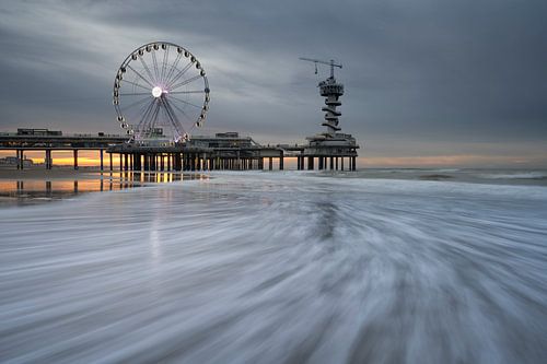 Scheveningen na zonsondergang en bij afgaand tij