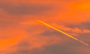 Vliegtuig bij zonsondergang van Kees van den Burg