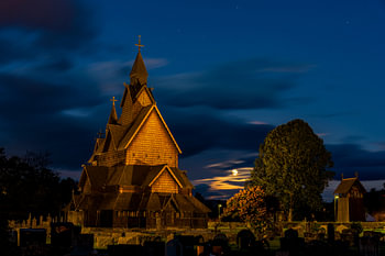 Heddal bei Nacht