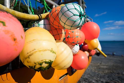 Kleurige boeien aan een vissersboot