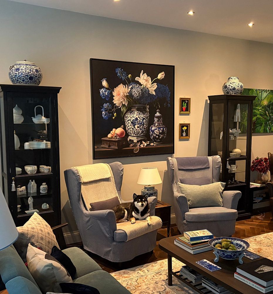 Delfts blauwe vaas met bloemen stilleven  van Vlindertuin-Art 