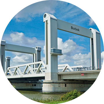 De Botlekbrug over de Oude Maas bij Hoogvliet/Rotterdam van Gert van Santen