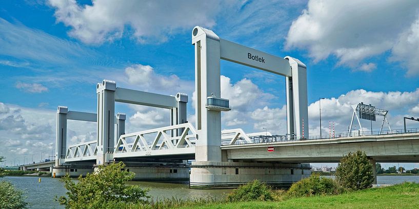 De Botlekbrug over de Oude Maas bij Hoogvliet/Rotterdam van Gert van Santen