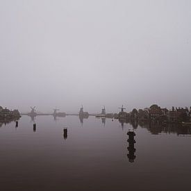 Ein nebliger Morgen in der Zaanse Schans von Patricia Holthof