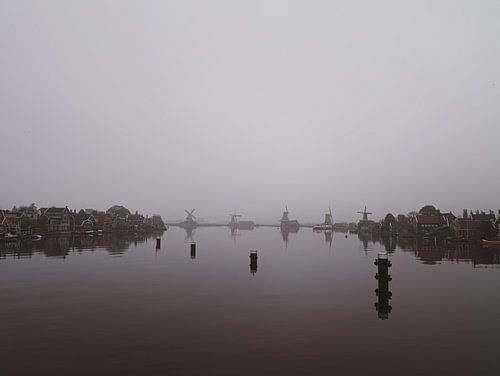 Ein nebliger Morgen in der Zaanse Schans von Patricia Holthof