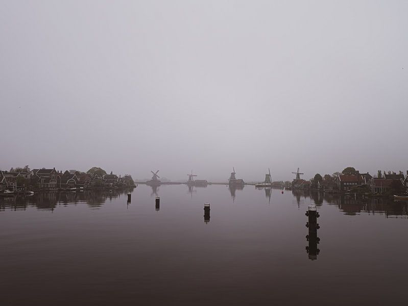 Ein nebliger Morgen in der Zaanse Schans von Patricia Holthof