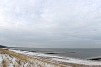 Besneeuwd en ijzig strand bij Glowe op het eiland Rügen
