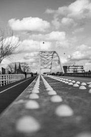 Über die Wilhelmina-Brücke ins Stadtzentrum von Deventer von Jeroen Hanskamp Art