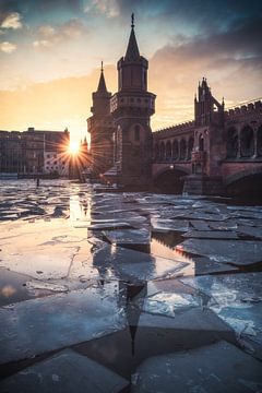 Berlin Oberbaumbrücke im Winter von Jean Claude Castor