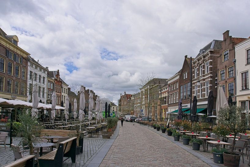 Der Houtmarkt in Zutphen mit leeren Terrassen von Henk van Blijderveen