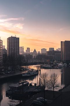 Uitzicht over de Admiraliteitskade in Rotterdam van Joey van Embden