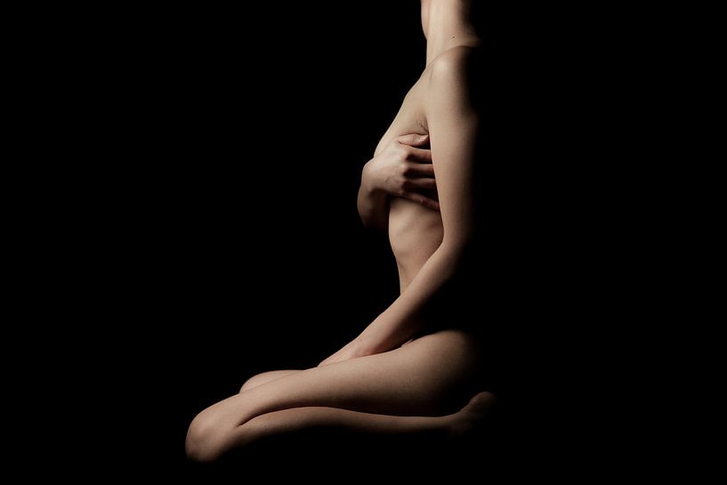 Künstlerischer Akt einer Frau mit der Hand über ihren Brüsten in Low Key von Art By Dominic