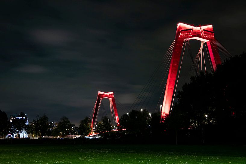 Willemsbrug in de avond van Eric de Jong
