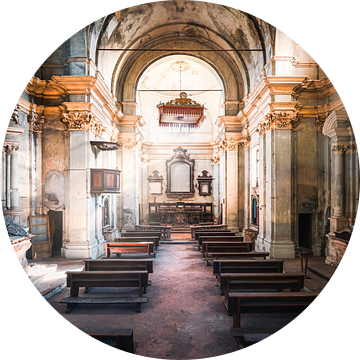 Verlaten Italiaanse Kerk. van Roman Robroek - Foto's van Verlaten Gebouwen