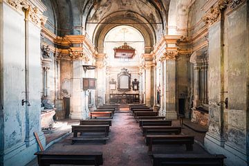 Verlaten Italiaanse Kerk. van Roman Robroek - Foto's van Verlaten Gebouwen