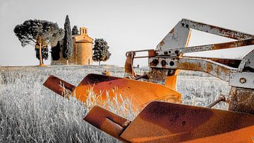 Iron plough at Chapel Vitaleta, Val d'Orcia, Italy. by Jaap Bosma Fotografie