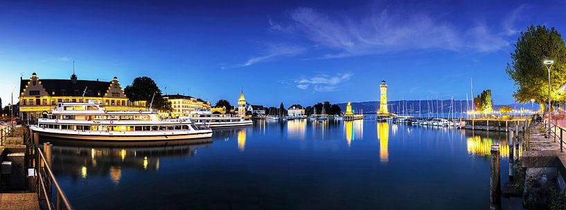 Lindau am Bodensee Panorama - historische Hafen in der blauen Stunde von Frank Herrmann