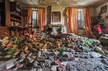 flessenverslaving woonkamer in verlaten huis van Ivana Luijten