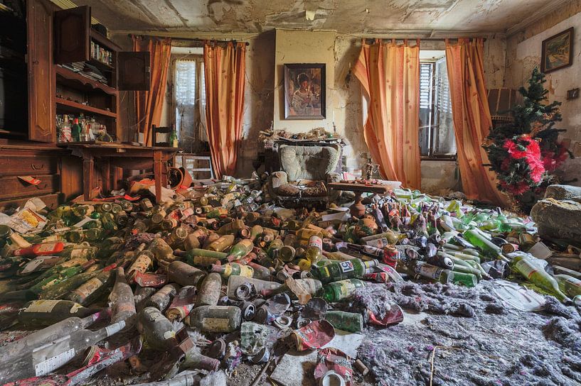 Flaschensucht Wohnzimmer in verlassenem Haus von Ivana Luijten