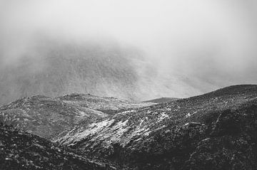 Laaghangende bewolking en mist in de bergen zwart-wit | IJsland van Photolovers reisfotografie