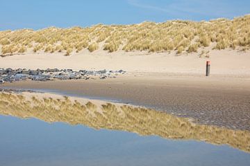 Spiegeling op het strand - Natuurlijk Ameland van Anja Brouwer Fotografie