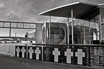 Paul Löbe Huis in de regeringswijk van Berlijn in zwart-wit