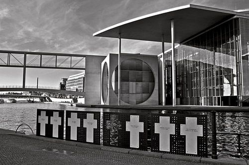 Paul Löbe Huis in de regeringswijk van Berlijn in zwart-wit