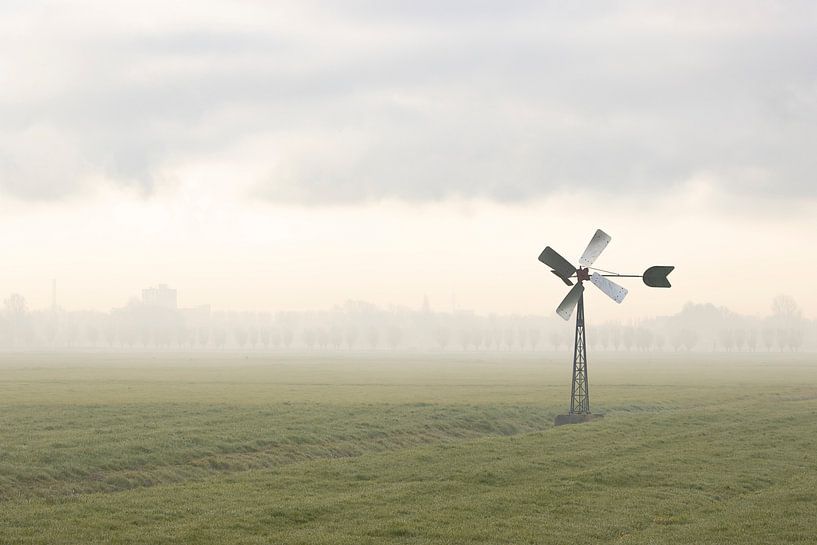 Moulin à vent pendant la brume montante dans le polder de Midden-Delfland par Bas Ronteltap