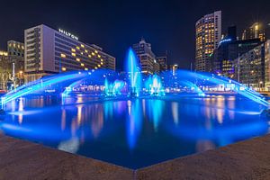 Der Hofplein-Brunnen in Rotterdam mit dem Hilton Hotel und Weena