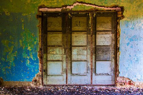 Deuren in vervallen pand