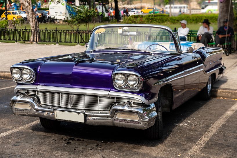 Voiture ancienne violette dans la vieille ville de La Havane Cuba par Dieter Walther