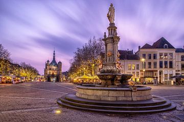 Plein De Brink in Deventer met museum De Waag en fontein