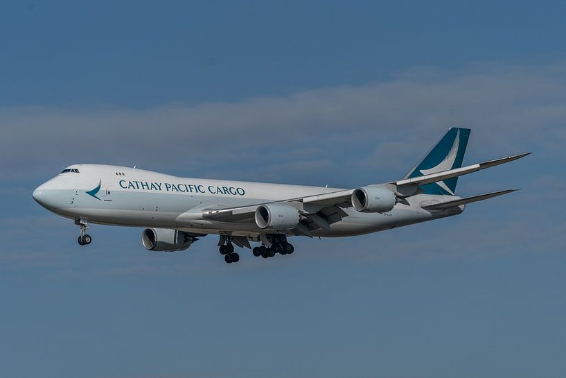 Cathay Pacific Cargo Boeing 747-8 vlak voor landing. van Jaap van den Berg