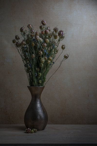 Stilleben mit Nigella in einer Vase von John van de Gazelle fotografie