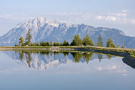 Spiegelung in einem Bergsee in den österreichischen Alpen von Mark den Boer