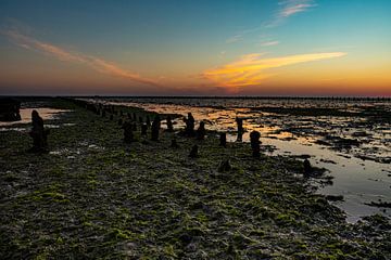 Waddenzee, zonsopkomst bij Paesens Moddergat (Scheepswrak van Wierum) van Gert Hilbink